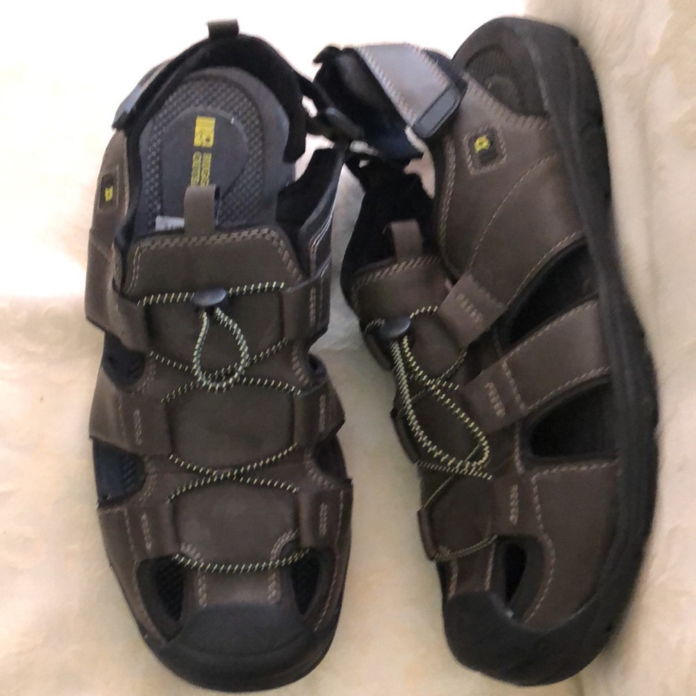 Sandals mens new size 9.5M brown Rugged Outback velcro back strap